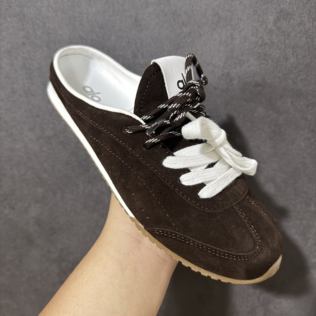 ALO SUNSET SNEAKER 新款休闲德训半拖 设计上延续了德训鞋的经典线条,做了无后跟半拖的懒人改良,鞋身采用 ALO SUNSET SNEAKER 新款休闲德训半拖 设计上延续了德训鞋的经典线条,做了无后跟半拖的懒人改良,鞋身采用