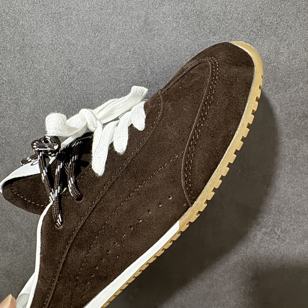 ALO SUNSET SNEAKER 新款休闲德训半拖 设计上延续了德训鞋的经典线条,做了无后跟半拖的懒人改良,鞋身采用 ALO SUNSET SNEAKER 新款休闲德训半拖 设计上延续了德训鞋的经典线条,做了无后跟半拖的懒人改良,鞋身采用