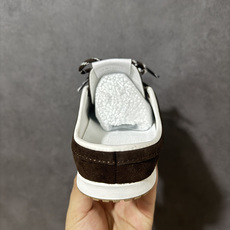 ALO SUNSET SNEAKER 新款休闲德训半拖 设计上延续了德训鞋的经典线条,做了无后跟半拖的懒人改良,鞋身采用 ALO SUNSET SNEAKER 新款休闲德训半拖 设计上延续了德训鞋的经典线条,做了无后跟半拖的懒人改良,鞋身采用