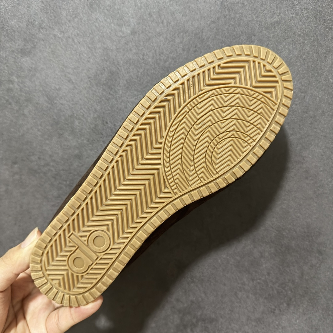 ALO SUNSET SNEAKER 新款休闲德训半拖 设计上延续了德训鞋的经典线条,做了无后跟半拖的懒人改良,鞋身采用 ALO SUNSET SNEAKER 新款休闲德训半拖 设计上延续了德训鞋的经典线条,做了无后跟半拖的懒人改良,鞋身采用