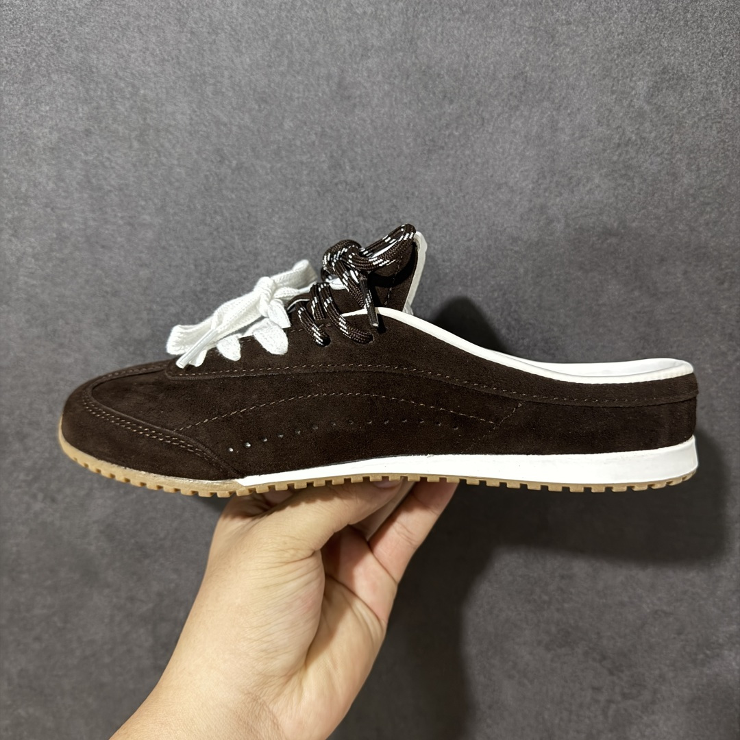 ALO SUNSET SNEAKER 新款休闲德训半拖 设计上延续了德训鞋的经典线条,做了无后跟半拖的懒人改良,鞋身采用 ALO SUNSET SNEAKER 新款休闲德训半拖 设计上延续了德训鞋的经典线条,做了无后跟半拖的懒人改良,鞋身采用