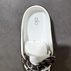 ALO SUNSET SNEAKER 新款休闲德训半拖 设计上延续了德训鞋的经典线条,做了无后跟半拖的懒人改良,鞋身采用 ALO SUNSET SNEAKER 新款休闲德训半拖 设计上延续了德训鞋的经典线条,做了无后跟半拖的懒人改良,鞋身采用