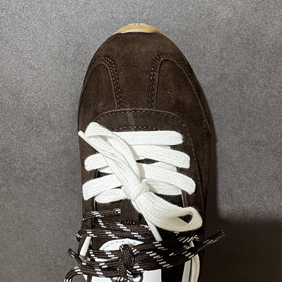 ALO SUNSET SNEAKER 新款休闲德训半拖 设计上延续了德训鞋的经典线条,做了无后跟半拖的懒人改良,鞋身采用 ALO SUNSET SNEAKER 新款休闲德训半拖 设计上延续了德训鞋的经典线条,做了无后跟半拖的懒人改良,鞋身采用