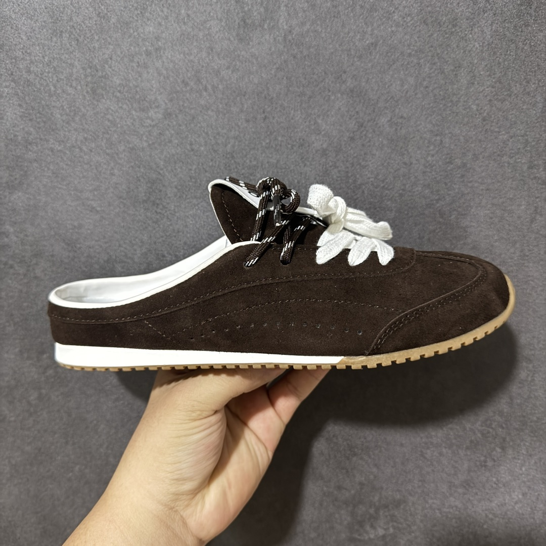 ALO SUNSET SNEAKER 新款休闲德训半拖 设计上延续了德训鞋的经典线条，做了无后跟半拖的懒人改良，鞋身采用