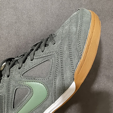 NIKE Goto 系列 复古经典运动休闲鞋 HQ6020-004 Nike Gato 是一款复刻自 2010 年的经典 NIKE Goto 系列 复古经典运动休闲鞋 HQ6020-004 Nike Gato 是一款复刻自 2010 年的经典
