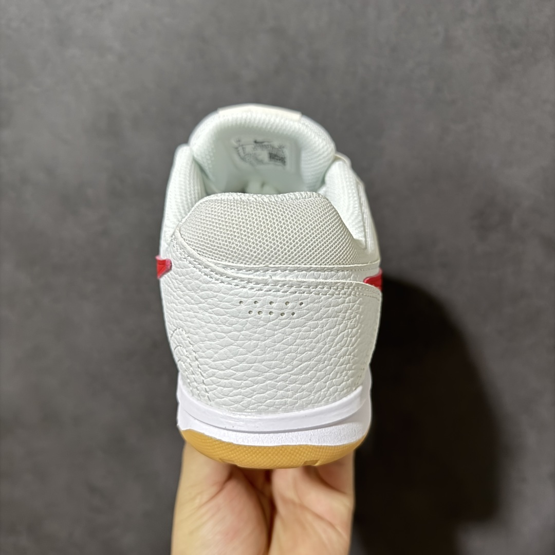 NIKE Goto 系列 复古经典运动休闲鞋 HQ6019-102 Nike Gato 是一款复刻自 2010 年的经典 NIKE Goto 系列 复古经典运动休闲鞋 HQ6019-102 Nike Gato 是一款复刻自 2010 年的经典