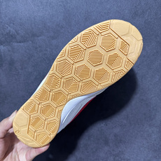 NIKE Goto 系列 复古经典运动休闲鞋 HQ6019-102 Nike Gato 是一款复刻自 2010 年的经典 NIKE Goto 系列 复古经典运动休闲鞋 HQ6019-102 Nike Gato 是一款复刻自 2010 年的经典