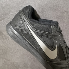 NIKE Goto 系列 复古经典运动休闲鞋 HQ6019-004 Nike Gato 是一款复刻自 2010 年的经典 NIKE Goto 系列 复古经典运动休闲鞋 HQ6019-004 Nike Gato 是一款复刻自 2010 年的经典
