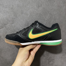 NIKE Goto 系列 复古经典运动休闲鞋 IB8509-001 Nike Gato 是一款复刻自 2010 年的经典 NIKE Goto 系列 复古经典运动休闲鞋 IB8509-001 Nike Gato 是一款复刻自 2010 年的经典