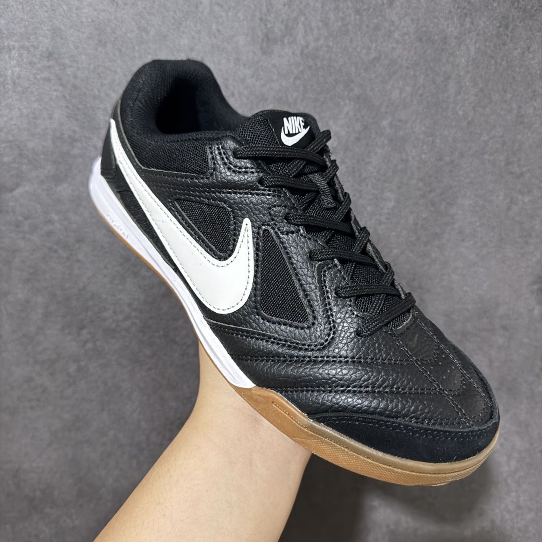 NIKE Goto 系列 复古经典运动休闲鞋 HQ6019-001 Nike Gato 是一款复刻自 2010 年的经典 NIKE Goto 系列 复古经典运动休闲鞋 HQ6019-001 Nike Gato 是一款复刻自 2010 年的经典