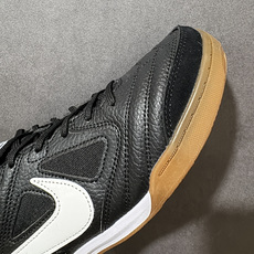 NIKE Goto 系列 复古经典运动休闲鞋 HQ6019-001 Nike Gato 是一款复刻自 2010 年的经典 NIKE Goto 系列 复古经典运动休闲鞋 HQ6019-001 Nike Gato 是一款复刻自 2010 年的经典