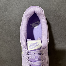 NIKE Goto 系列 复古经典运动休闲鞋 HQ6020-500 Nike Gato 是一款复刻自 2010 年的经典 NIKE Goto 系列 复古经典运动休闲鞋 HQ6020-500 Nike Gato 是一款复刻自 2010 年的经典