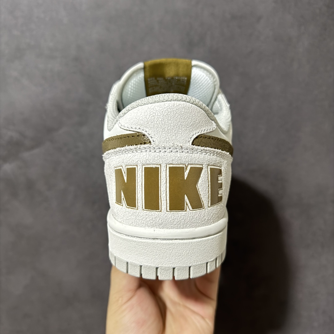Nike Big Low 耐克 低帮 白绿色 舒适柔软低邦板鞋 鞋款整体以荔枝纹皮革材质打造,搭配绿色Swooshh L Nike Big Low 耐克 低帮 白绿色 舒适柔软低邦板鞋 鞋款整体以荔枝纹皮革材质打造,搭配绿色Swooshh L