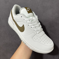 Nike Big Low 耐克 低帮 白绿色 舒适柔软低邦板鞋 鞋款整体以荔枝纹皮革材质打造,搭配绿色Swooshh L Nike Big Low 耐克 低帮 白绿色 舒适柔软低邦板鞋 鞋款整体以荔枝纹皮革材质打造,搭配绿色Swooshh L