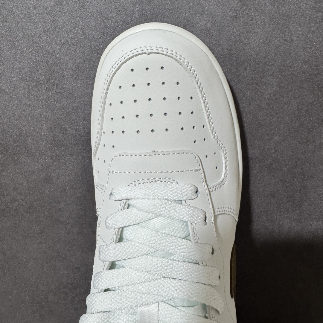 Nike Big Low 耐克 低帮 白绿色 舒适柔软低邦板鞋 鞋款整体以荔枝纹皮革材质打造,搭配绿色Swooshh L Nike Big Low 耐克 低帮 白绿色 舒适柔软低邦板鞋 鞋款整体以荔枝纹皮革材质打造,搭配绿色Swooshh L
