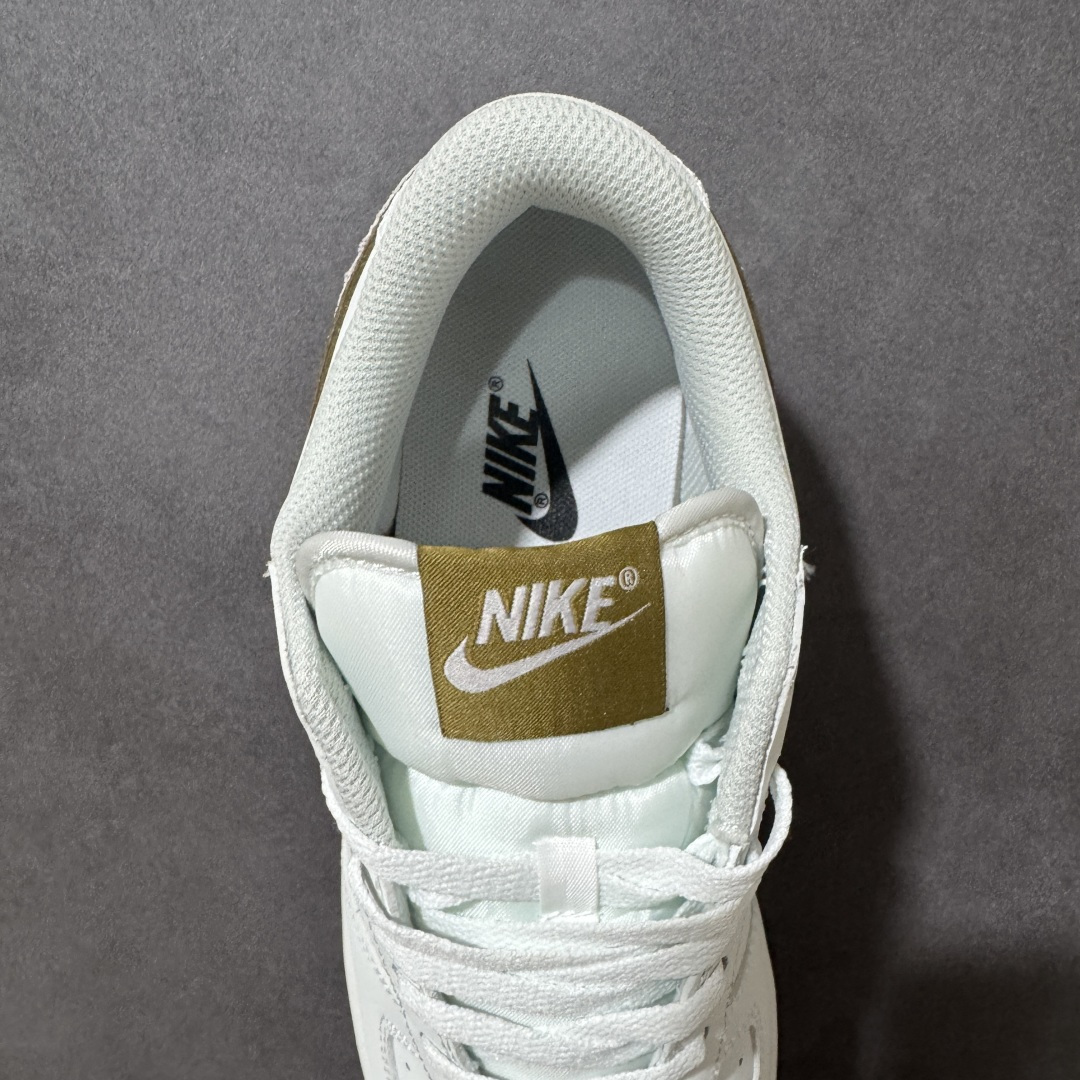 Nike Big Low 耐克 低帮 白绿色 舒适柔软低邦板鞋 鞋款整体以荔枝纹皮革材质打造,搭配绿色Swooshh L Nike Big Low 耐克 低帮 白绿色 舒适柔软低邦板鞋 鞋款整体以荔枝纹皮革材质打造,搭配绿色Swooshh L