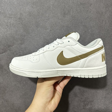 Nike Big Low 耐克 低帮 白绿色 舒适柔软低邦板鞋 鞋款整体以荔枝纹皮革材质打造,搭配绿色Swooshh L Nike Big Low 耐克 低帮 白绿色 舒适柔软低邦板鞋 鞋款整体以荔枝纹皮革材质打造,搭配绿色Swooshh L