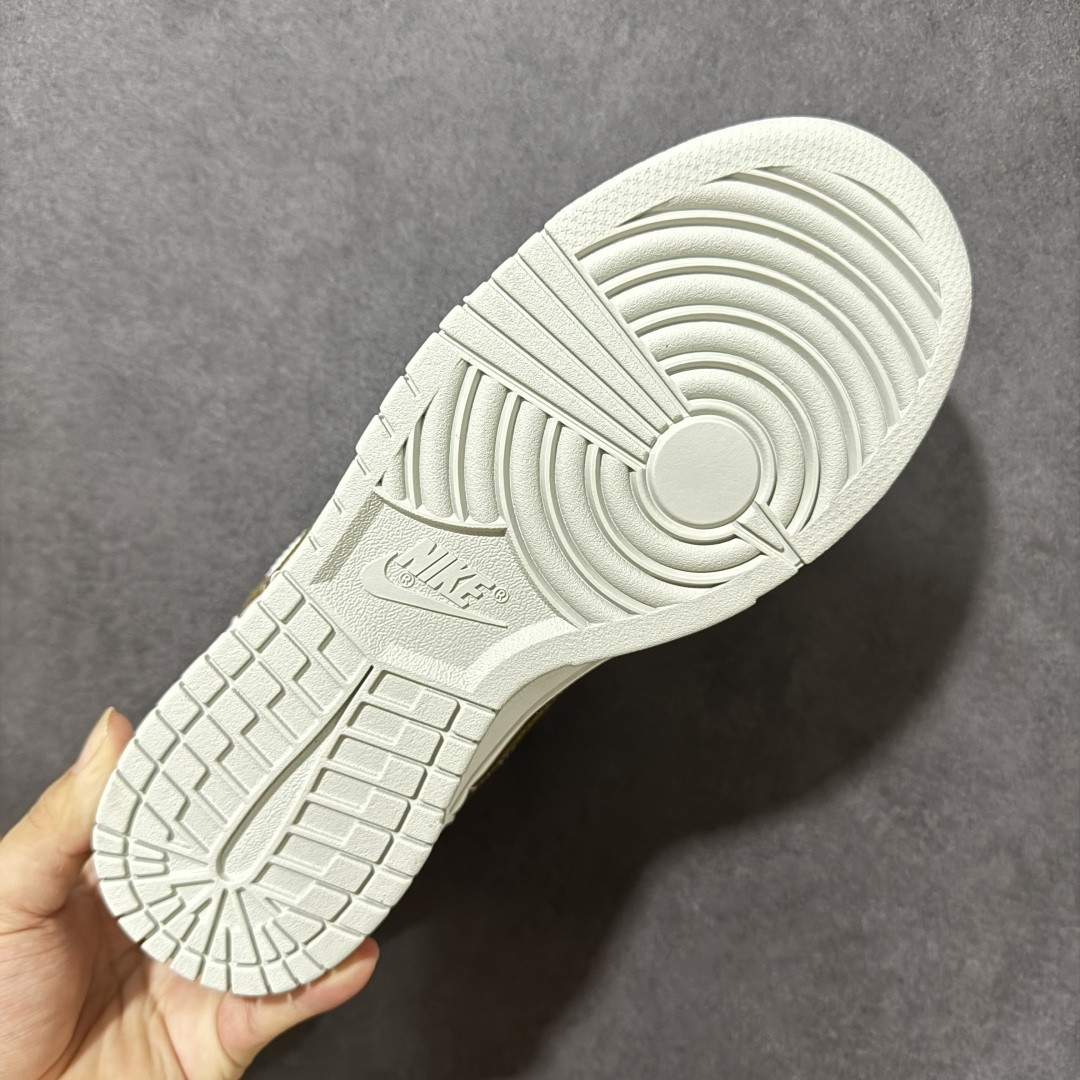 Nike Big Low 耐克 低帮 白绿色 舒适柔软低邦板鞋 鞋款整体以荔枝纹皮革材质打造,搭配绿色Swooshh L Nike Big Low 耐克 低帮 白绿色 舒适柔软低邦板鞋 鞋款整体以荔枝纹皮革材质打造,搭配绿色Swooshh L