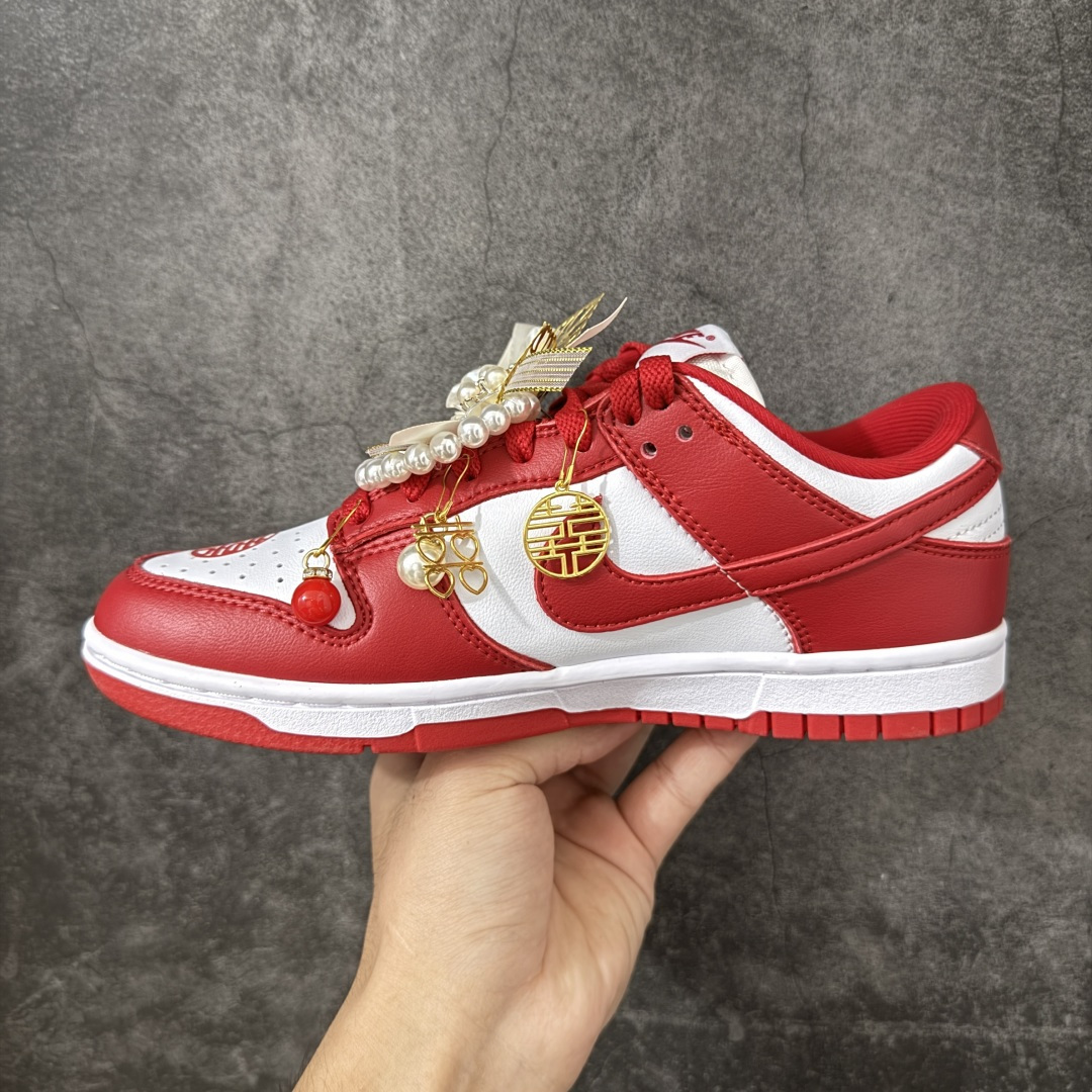 NK Dunk Low 低帮婚鞋 锦绣良缘 天作之合 货号:CU1727-100 该定制版球鞋选用原鞋款为Dunk SB NK Dunk Low 低帮婚鞋 锦绣良缘 天作之合 货号:CU1727-100 该定制版球鞋选用原鞋款为Dunk SB