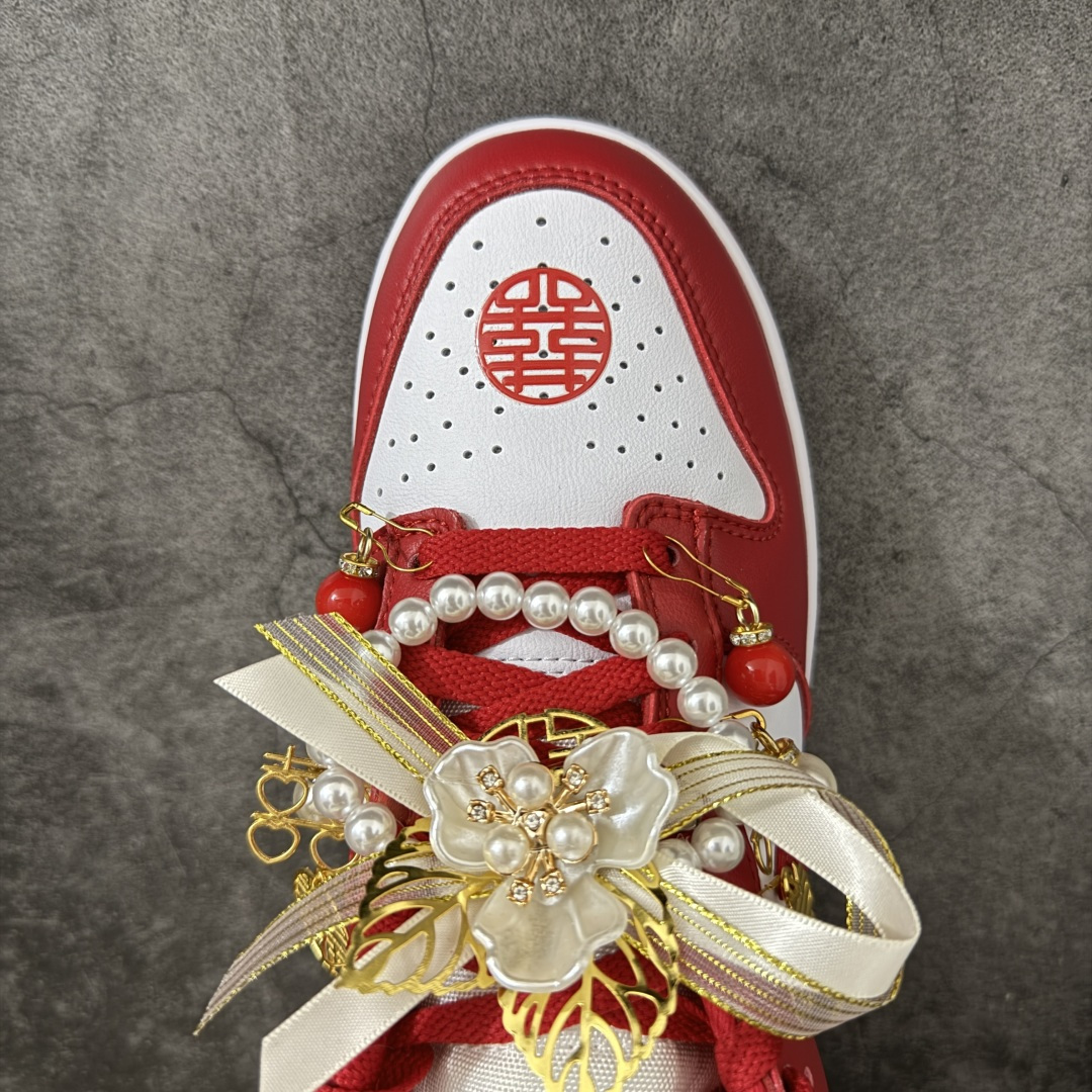 NK Dunk Low 低帮婚鞋 锦绣良缘 天作之合 货号:CU1727-100 该定制版球鞋选用原鞋款为Dunk SB NK Dunk Low 低帮婚鞋 锦绣良缘 天作之合 货号:CU1727-100 该定制版球鞋选用原鞋款为Dunk SB