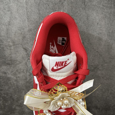 NK Dunk Low 低帮婚鞋 锦绣良缘 天作之合 货号:CU1727-100 该定制版球鞋选用原鞋款为Dunk SB NK Dunk Low 低帮婚鞋 锦绣良缘 天作之合 货号:CU1727-100 该定制版球鞋选用原鞋款为Dunk SB