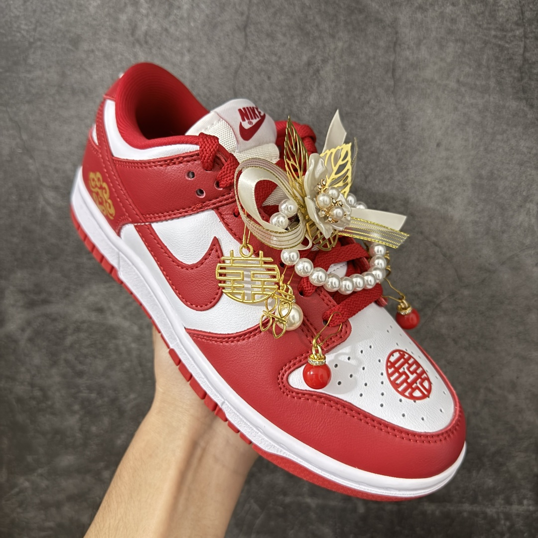 NK Dunk Low 低帮婚鞋 锦绣良缘 天作之合 货号:CU1727-100 该定制版球鞋选用原鞋款为Dunk SB NK Dunk Low 低帮婚鞋 锦绣良缘 天作之合 货号:CU1727-100 该定制版球鞋选用原鞋款为Dunk SB