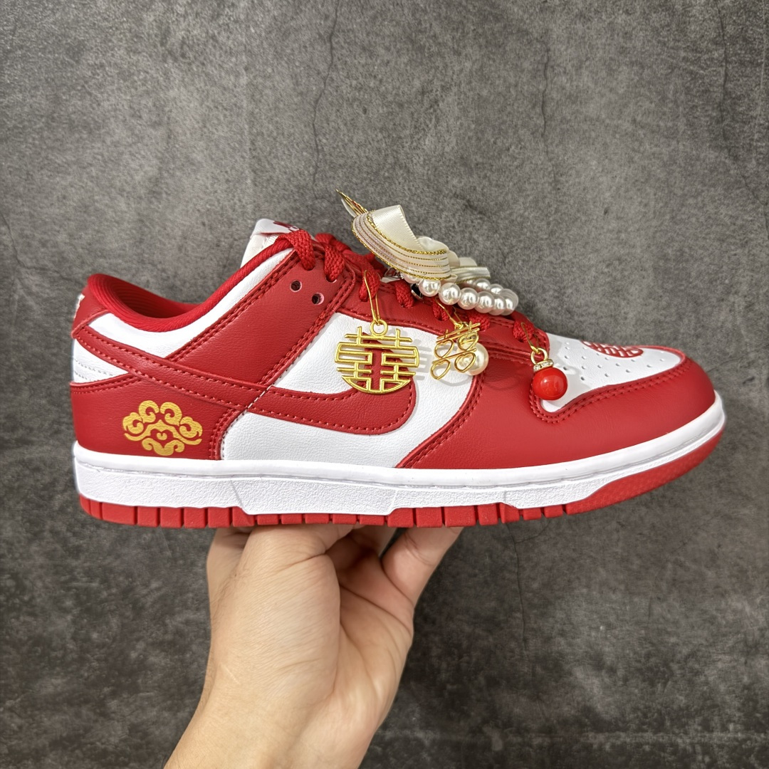 NK Dunk Low 低帮婚鞋 锦绣良缘 天作之合 货号：CU1727-100 该定制版球鞋选用原鞋款为Dunk SB