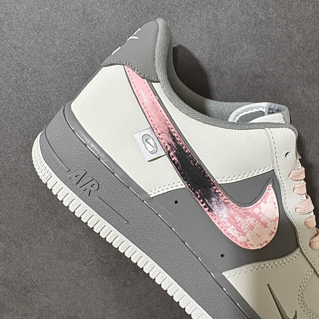 手绘涂鸦“暮色粉痕”Nike Air Force 1 “Dusk Pink Brush Mark”空军一号定制板鞋 浅米 手绘涂鸦“暮色粉痕”Nike Air Force 1 “Dusk Pink Brush Mark”空军一号定制板鞋 浅米