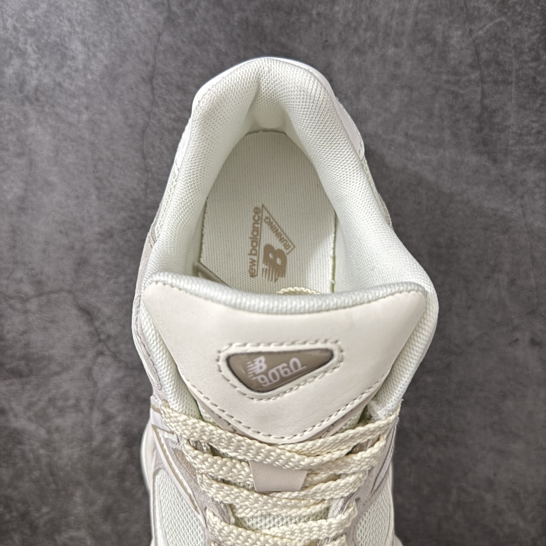 New Balance NB 9060 复古单品 鞋款灵感源自设计师本人对夏日的怀日回忆。鞋面大身由空间双格及磨砂鞋面拼 New Balance NB 9060 复古单品 鞋款灵感源自设计师本人对夏日的怀日回忆。鞋面大身由空间双格及磨砂鞋面拼