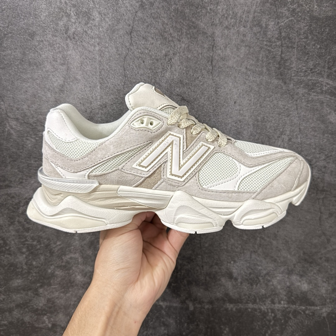 New Balance NB 9060 复古单品 鞋款灵感源自设计师本人对夏日的怀日回忆。鞋面大身由空间双格及磨砂鞋面拼