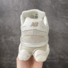 New Balance NB 9060 复古单品 鞋款灵感源自设计师本人对夏日的怀日回忆。鞋面大身由空间双格及磨砂鞋面拼 New Balance NB 9060 复古单品 鞋款灵感源自设计师本人对夏日的怀日回忆。鞋面大身由空间双格及磨砂鞋面拼