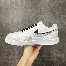 NIKE COURT VISION LO ‘DIY’定制 低帮百搭 透气休闲运动板鞋 兼顾舒适脚感和出众风范 演绎匠心之 NIKE COURT VISION LO ‘DIY’定制 低帮百搭 透气休闲运动板鞋 兼顾舒适脚感和出众风范 演绎匠心之