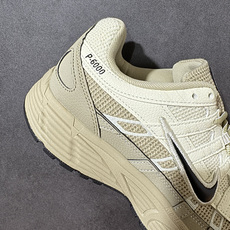 Nike P-6000 复古休闲 耐克 低帮休闲城市通勤跑步鞋 采用透气网眼布搭配皮革和合成材质覆面 再现早期鞋款外观 Nike P-6000 复古休闲 耐克 低帮休闲城市通勤跑步鞋 采用透气网眼布搭配皮革和合成材质覆面 再现早期鞋款外观