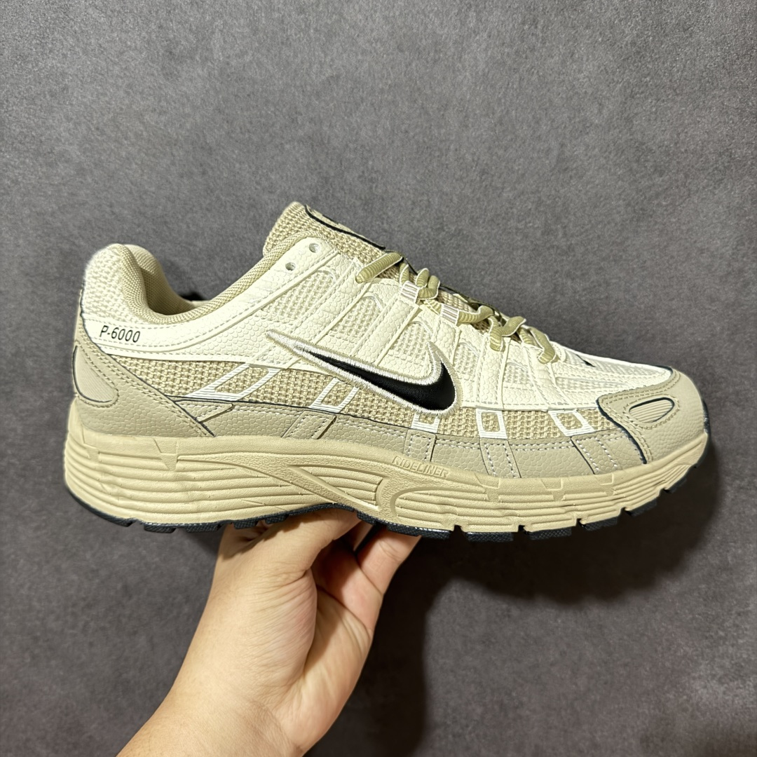 Nike P-6000 复古休闲 耐克 低帮休闲城市通勤跑步鞋 采用透气网眼布搭配皮革和合成材质覆面 再现早期鞋款外观 Nike P-6000 复古休闲 耐克 低帮休闲城市通勤跑步鞋 采用透气网眼布搭配皮革和合成材质覆面 再现早期鞋款外观