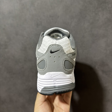 Nike P-6000 复古休闲 耐克 低帮休闲城市通勤跑步鞋 采用透气网眼布搭配皮革和合成材质覆面 再现早期鞋款外观 Nike P-6000 复古休闲 耐克 低帮休闲城市通勤跑步鞋 采用透气网眼布搭配皮革和合成材质覆面 再现早期鞋款外观