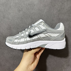 Nike P-6000 复古休闲 耐克 低帮休闲城市通勤跑步鞋 采用透气网眼布搭配皮革和合成材质覆面 再现早期鞋款外观 Nike P-6000 复古休闲 耐克 低帮休闲城市通勤跑步鞋 采用透气网眼布搭配皮革和合成材质覆面 再现早期鞋款外观