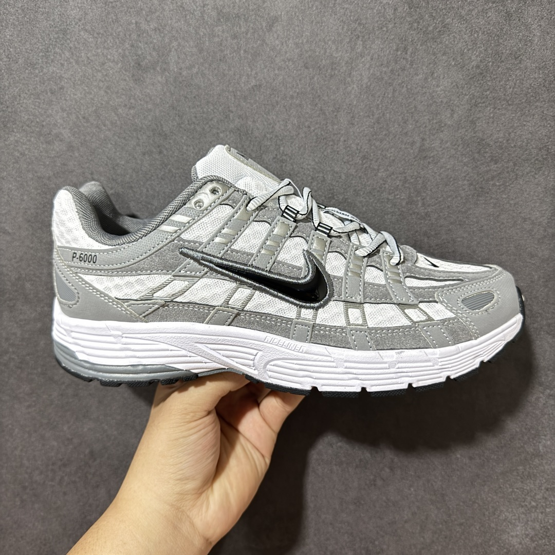 Nike P-6000 复古休闲 耐克 低帮休闲城市通勤跑步鞋 采用透气网眼布搭配皮革和合成材质覆面 再现早期鞋款外观 Nike P-6000 复古休闲 耐克 低帮休闲城市通勤跑步鞋 采用透气网眼布搭配皮革和合成材质覆面 再现早期鞋款外观