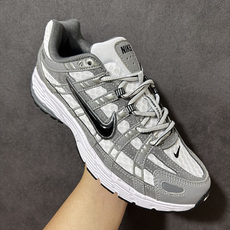 Nike P-6000 复古休闲 耐克 低帮休闲城市通勤跑步鞋 采用透气网眼布搭配皮革和合成材质覆面 再现早期鞋款外观 Nike P-6000 复古休闲 耐克 低帮休闲城市通勤跑步鞋 采用透气网眼布搭配皮革和合成材质覆面 再现早期鞋款外观