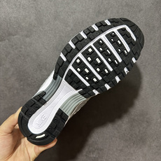 Nike P-6000 复古休闲 耐克 低帮休闲城市通勤跑步鞋 采用透气网眼布搭配皮革和合成材质覆面 再现早期鞋款外观 Nike P-6000 复古休闲 耐克 低帮休闲城市通勤跑步鞋 采用透气网眼布搭配皮革和合成材质覆面 再现早期鞋款外观