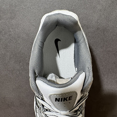 Nike P-6000 复古休闲 耐克 低帮休闲城市通勤跑步鞋 采用透气网眼布搭配皮革和合成材质覆面 再现早期鞋款外观 Nike P-6000 复古休闲 耐克 低帮休闲城市通勤跑步鞋 采用透气网眼布搭配皮革和合成材质覆面 再现早期鞋款外观