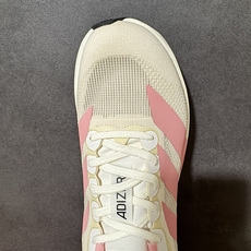 Ad Adizero Evo SL 阿迪超轻透气缓震跑鞋 以令人难以置信的138克重量,刷新了跑鞋轻量化的记录,阿迪在材 Ad Adizero Evo SL 阿迪超轻透气缓震跑鞋 以令人难以置信的138克重量,刷新了跑鞋轻量化的记录,阿迪在材