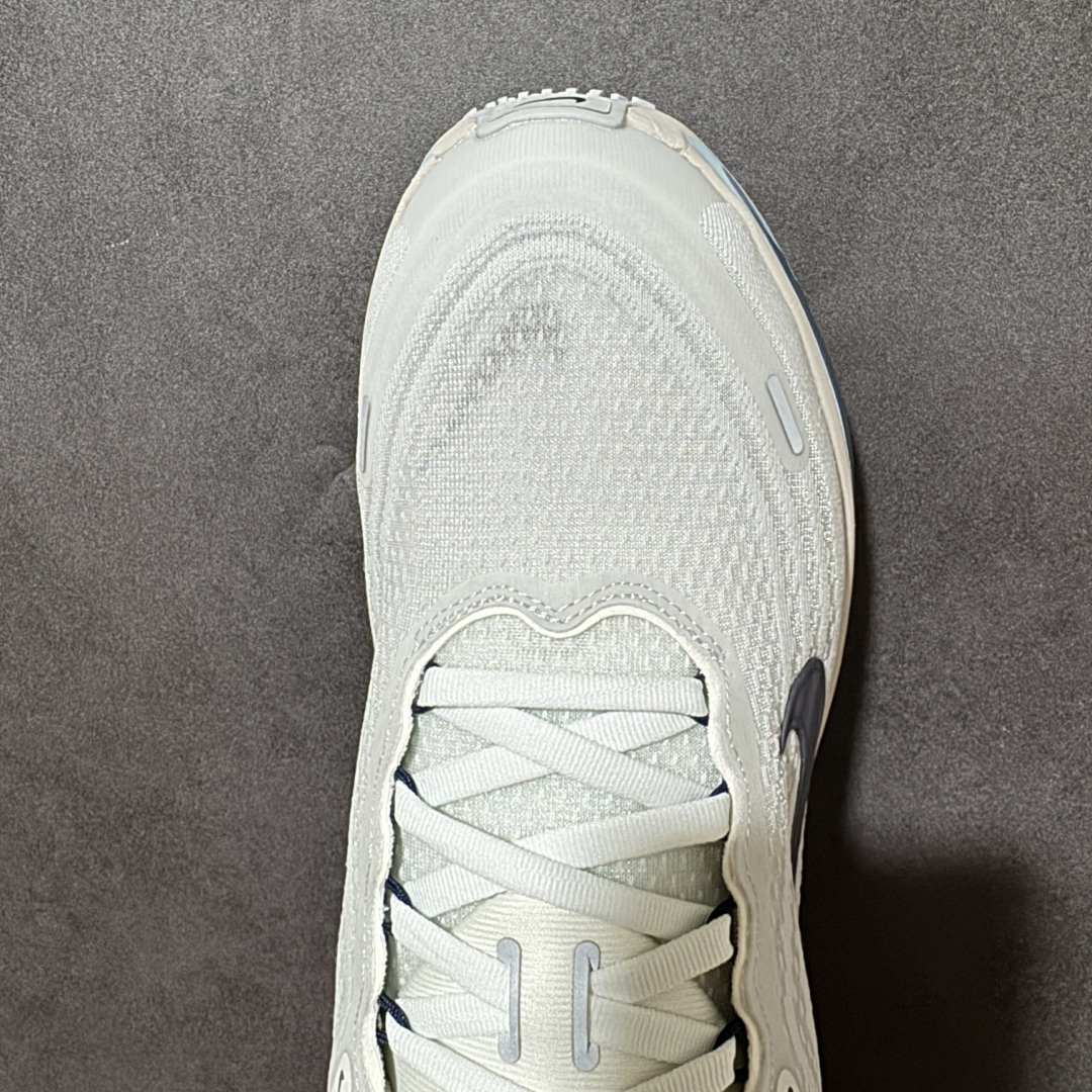 Nike Air Zoom Vomero Plus 登月网面厚底气垫跑鞋 货号：HV8150-111 尺码：36-46带