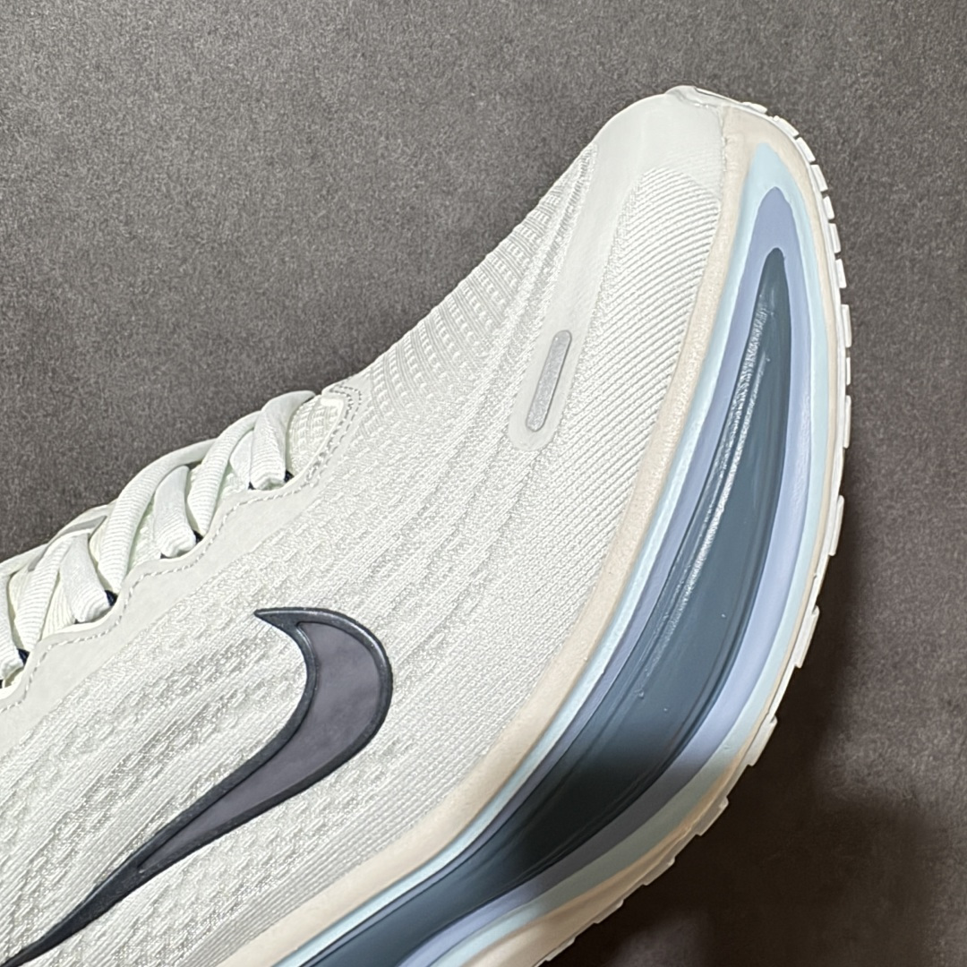 Nike Air Zoom Vomero Plus 登月网面厚底气垫跑鞋 货号：HV8150-111 尺码：36-46带