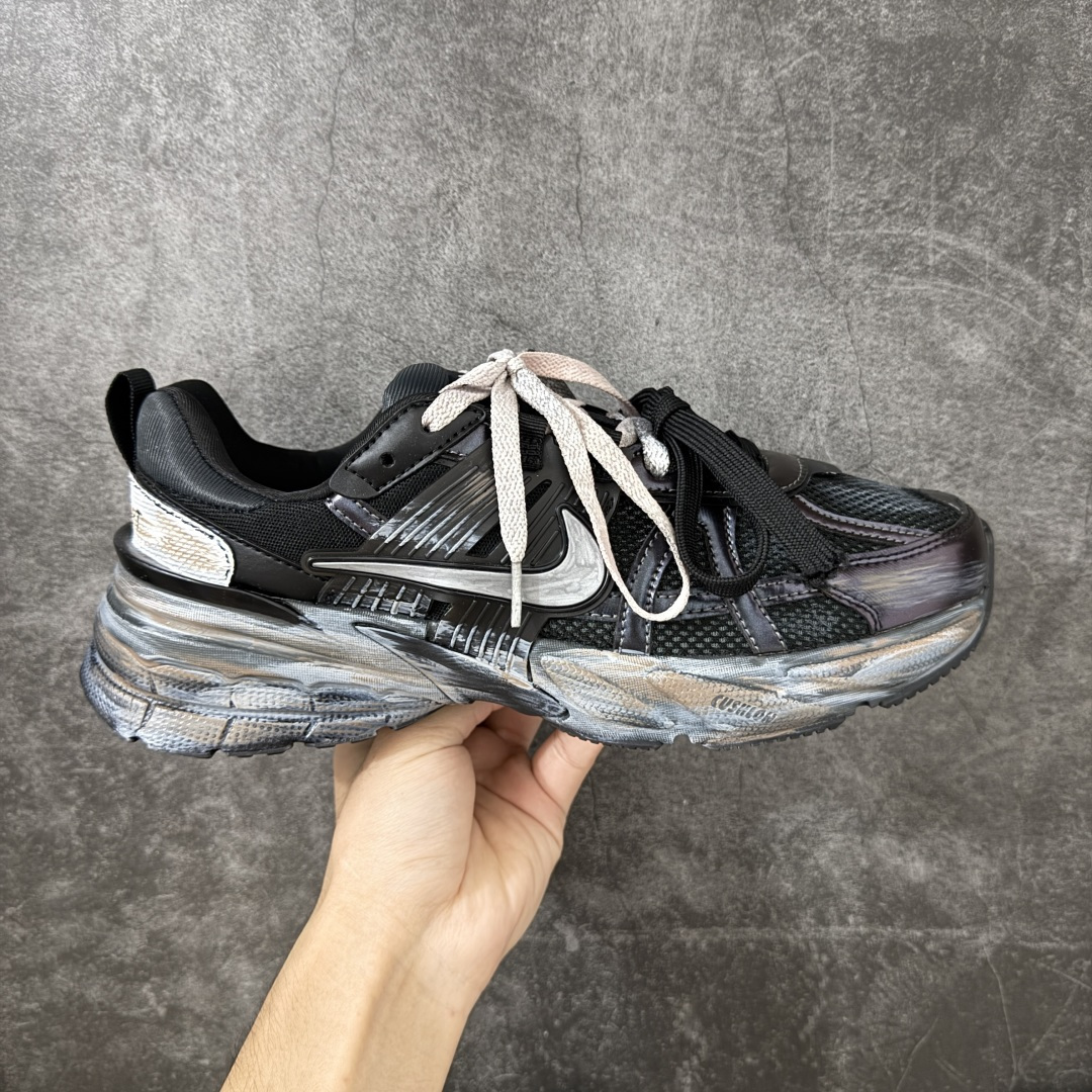 Nike V2K Run 减震防滑复古低帮跑步鞋 #鞋款被命名为 Runtekk 设计上借鉴了 2000 年的跑鞋风格 Nike V2K Run 减震防滑复古低帮跑步鞋 #鞋款被命名为 Runtekk 设计上借鉴了 2000 年的跑鞋风格