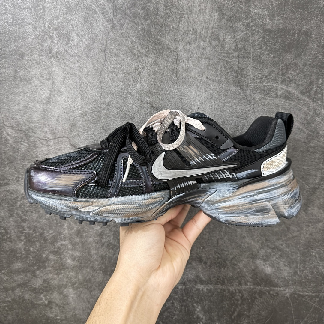 Nike V2K Run 减震防滑复古低帮跑步鞋 #鞋款被命名为 Runtekk 设计上借鉴了 2000 年的跑鞋风格 Nike V2K Run 减震防滑复古低帮跑步鞋 #鞋款被命名为 Runtekk 设计上借鉴了 2000 年的跑鞋风格