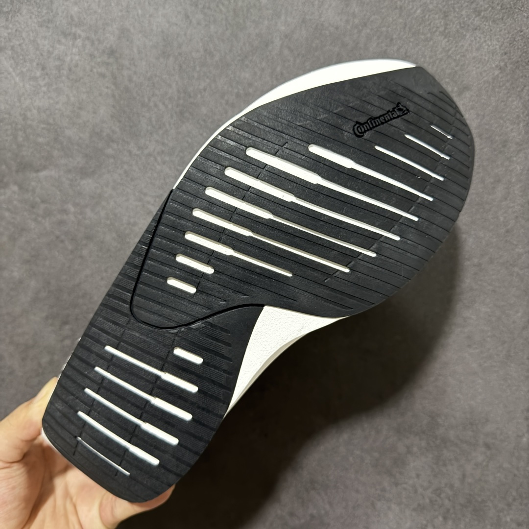 AD ADIZERO EVO SL 2 阿迪超轻透气缓震跑鞋 以令人难以置信的138克重量，刷新了跑鞋轻量化的记录，阿迪