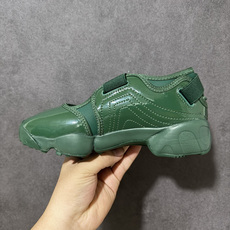 Nike Air Rift 阿迪系列生活休闲鞋 #将芭蕾平底鞋的优雅与独特的分趾设计相结合,并配备 Nike Air 缓 Nike Air Rift 阿迪系列生活休闲鞋 #将芭蕾平底鞋的优雅与独特的分趾设计相结合,并配备 Nike Air 缓