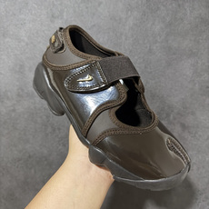 Nike Air Rift 阿迪系列生活休闲鞋 #将芭蕾平底鞋的优雅与独特的分趾设计相结合,并配备 Nike Air 缓 Nike Air Rift 阿迪系列生活休闲鞋 #将芭蕾平底鞋的优雅与独特的分趾设计相结合,并配备 Nike Air 缓
