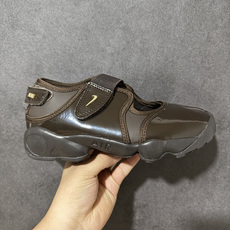 Nike Air Rift 阿迪系列生活休闲鞋 #将芭蕾平底鞋的优雅与独特的分趾设计相结合,并配备 Nike Air 缓 Nike Air Rift 阿迪系列生活休闲鞋 #将芭蕾平底鞋的优雅与独特的分趾设计相结合,并配备 Nike Air 缓