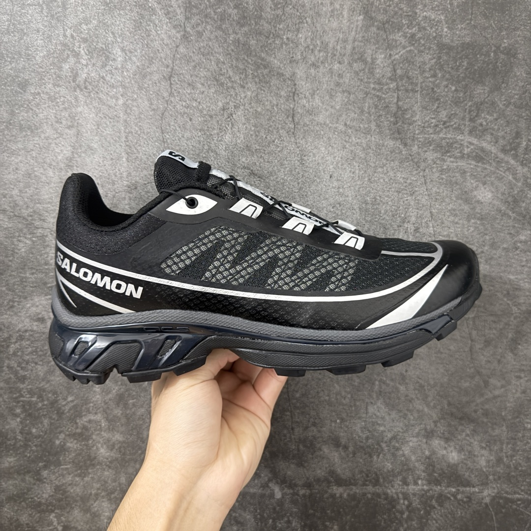 【PZ纯原版】SALOMON XT-6 FT 萨洛蒙潮流越野机能户外功能鞋 490971 全新版本出货 好货不怕晚 品质 细节 材料都是肉眼可以见！ 售前售后也是其它工厂无法匹敌！ 纯原外贸平台特供订单 耗时半年巨作 全套原纸板楦头开发 原厂特供网布配套加持 确保原汁原味 完美呈现版型 原档数据独家私模五层组合大底 原装Ortholite轻量化鞋垫 中底布带钢印编号 原厂TPU锁扣 进口港宝加持 后跟自然饱满 还原公司包裹性 鞋面以“锯齿”状的包裹系统呈现 在基色底之下加入了各种色点缀 将公司的最新技术和时尚前卫的造型融入耐用的长跑款式中 鞋面由 TPU 薄膜制成 并焊接在高耐磨网眼上 使其既时尚又坚固 由 ACS底盘支撑 可增强稳定性和支撑力 以及由橡胶凸耳 Contragrip外底覆盖的 EVA 缓冲中底 旨在应对崎岖的地形 鞋舌上的彩色Salomon 标签、Quicklace 系统以及鞋头、鞋舌和鞋跟上的附加品牌使细节更加完美 让穿着者可以轻松驾驭户外与通勤下的任何运动生活场景 无缝鞋身户外随意纵横 颜值与脚感兼备 出街通勤 绝对非常吸睛 你值得拥有 尺码：36 36.5 37.5 38 38.5 39 40 40.5 41 42 42.5 43 44 44.5 45-选品中心